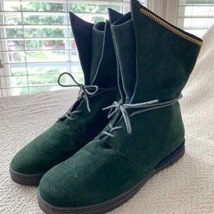BRAND NEW Stuart Weitzman suede boots, size 6